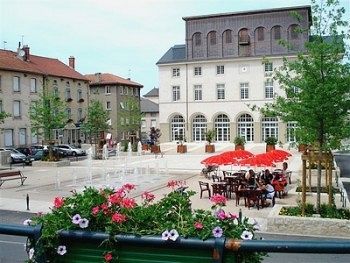 Hotel Logis Le Bourbon Yssingeaux Екстериор снимка