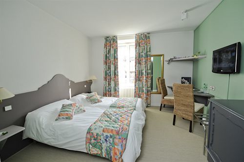 Hotel Logis Le Bourbon Yssingeaux Екстериор снимка