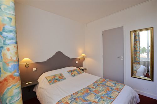 Hotel Logis Le Bourbon Yssingeaux Екстериор снимка
