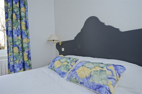 Hotel Logis Le Bourbon Yssingeaux Екстериор снимка