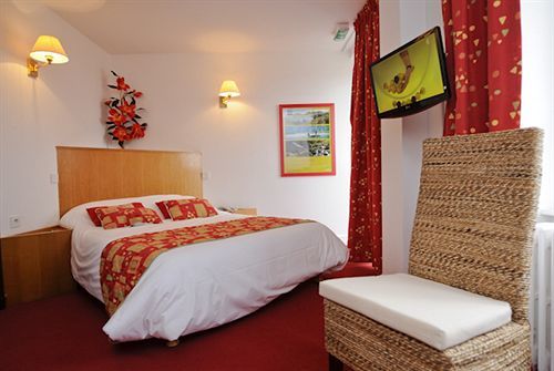 Hotel Logis Le Bourbon Yssingeaux Екстериор снимка