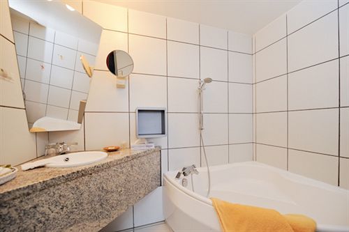 Hotel Logis Le Bourbon Yssingeaux Екстериор снимка