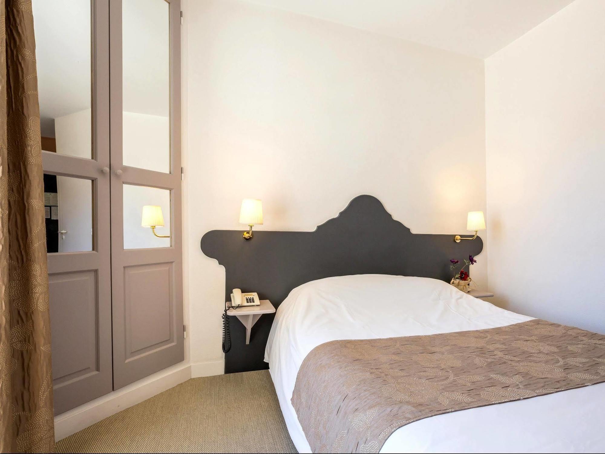 Hotel Logis Le Bourbon Yssingeaux Екстериор снимка