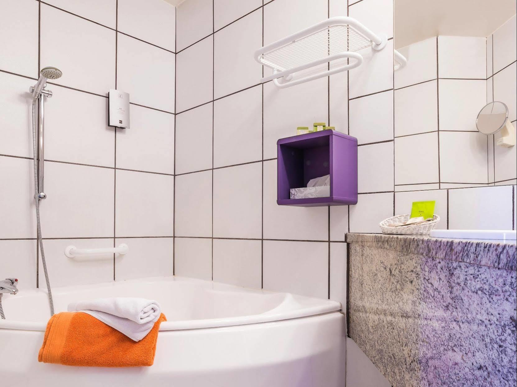 Hotel Logis Le Bourbon Yssingeaux Екстериор снимка