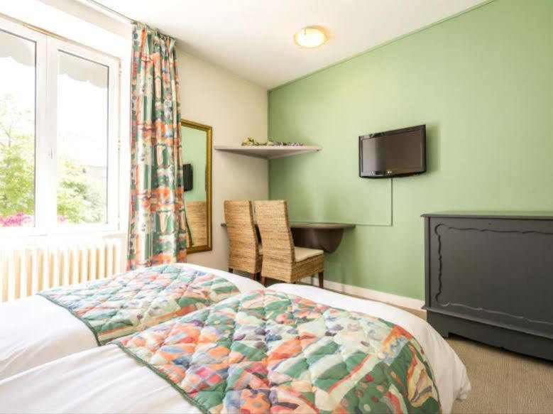 Hotel Logis Le Bourbon Yssingeaux Екстериор снимка